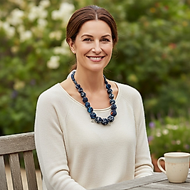 Siyah Minimal Desenli İmza Kolye – Yaprak ve “Vav”